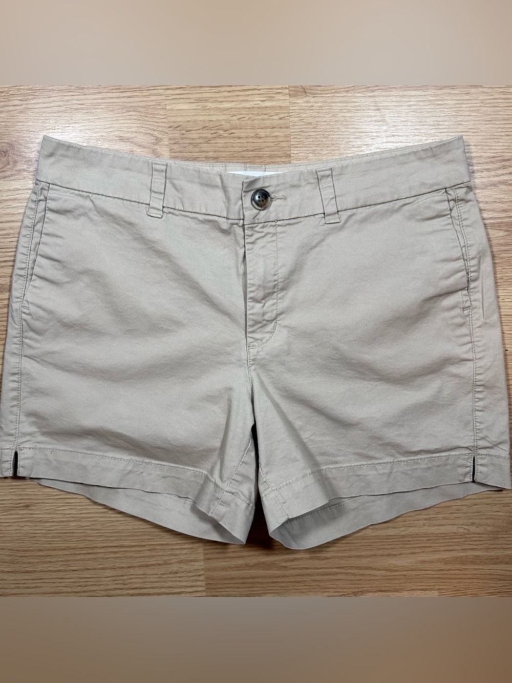 Old Navy Everyday Shorts Women’s Size 8 Khaki Tan Mid Rise Stretch Chino Shorts